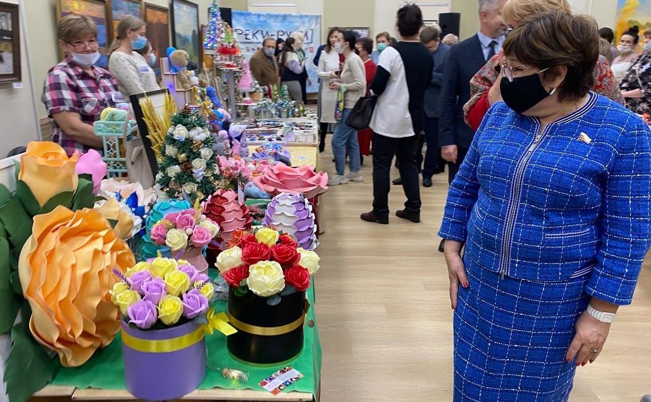 Ольга Хохлова в ходе поездки в регион приняла участие в открытии традиционного фестиваля творчества и ремёсел «Реки-Руки». Мероприятие проходит под слоганом «В ожидании праздника»