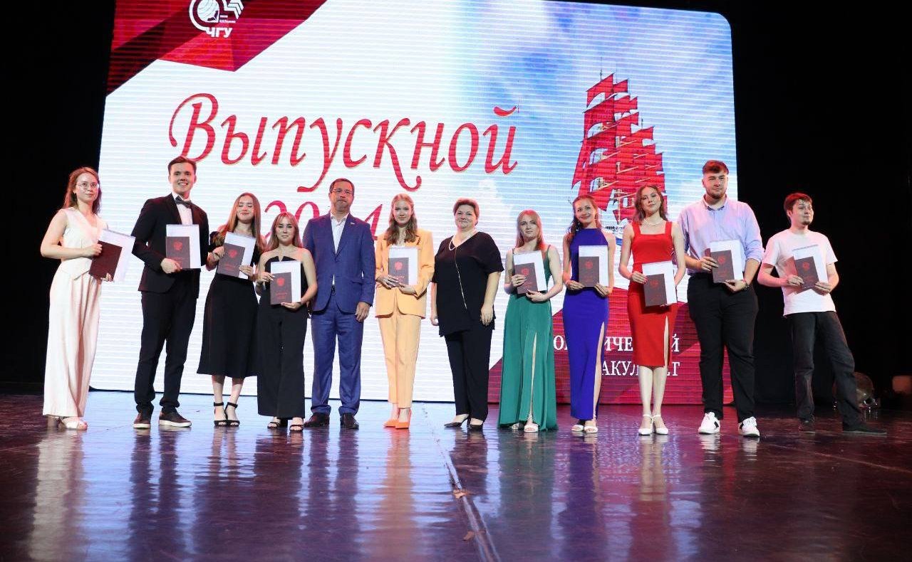 Николай Владимиров поздравил выпускников юридического факультета Чувашского государственного университета им.И.Н.Ульянова с окончанием вуза и вручил им дипломы