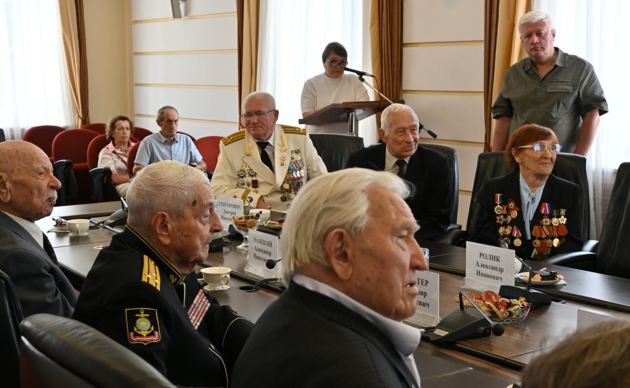 Александр Ролик совместно с главой Владивостока Константином Шестаковым провел встречу с проживающими в столице Приморья ветеранами — участниками боев с милитаристской Японией в августе-сентябре 1945 года
