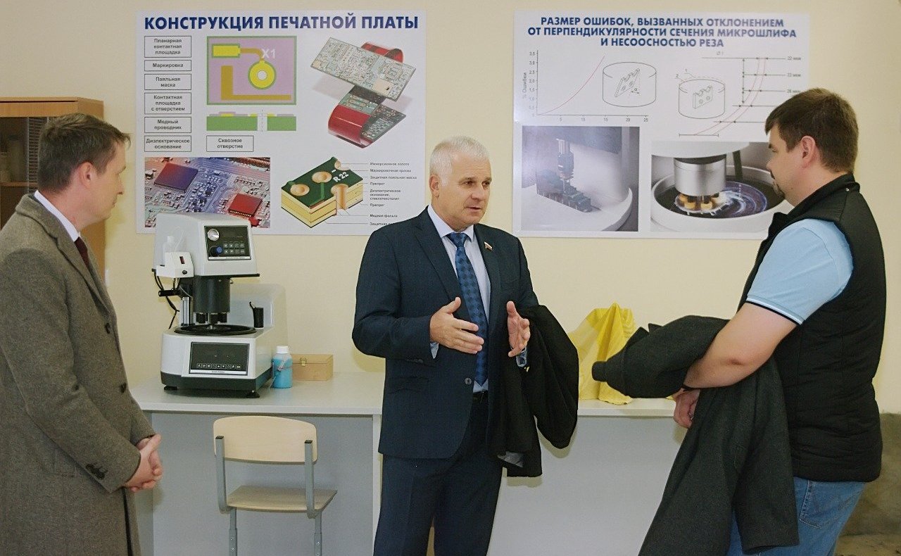 Сергей Мартынов посетил в Йошкар-Оле научные лаборатории и центры Института цифровых технологий Марийского государственного университета (МарГУ)