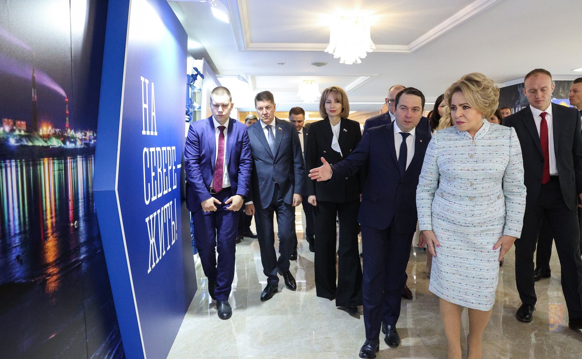 Валентина Матвиенко и Андрей Чибис осмотрели выставку, посвященную перспективным направлениям развития Мурманской области