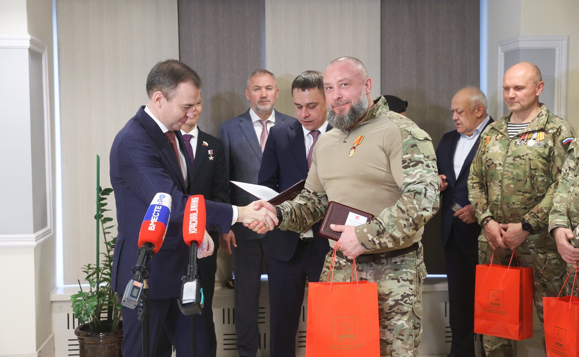 Торжественное награждение военнослужащих в рамках проведения открытия патриотической выставки фотографий военнослужащих Отдельной диверсионной штурмовой бригады «Ветераны»