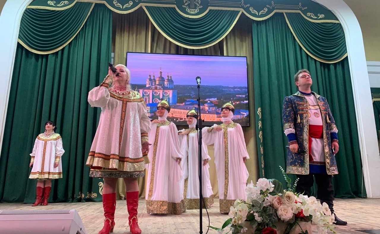 Ирина Кожанова посетила Смоленский строительный колледж и выразила теплые слова благодарности педагогам и студентам-выпускникам