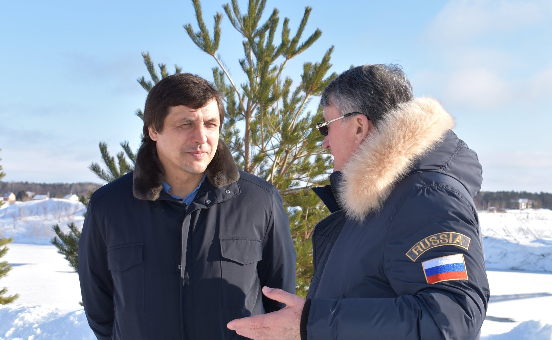 Ю. Воробьев и президент Федерации хоккея Московской области В. Каменский посетили Арктический спасательный центр «Вытегра»