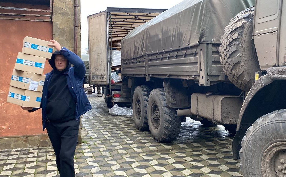 Российским военнослужащим в зону СВО переданы десять автомобилей УАЗ и двадцатитонная партия груза