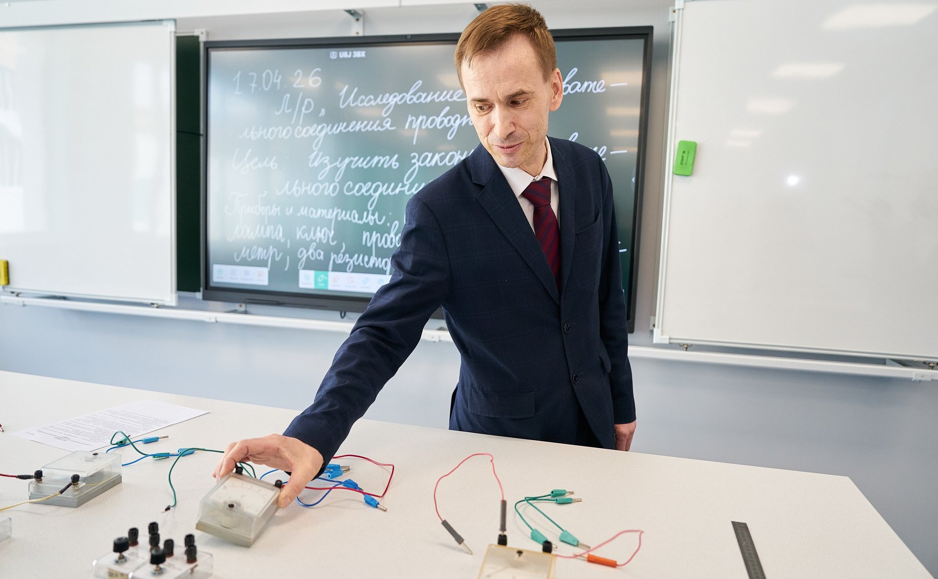 Первый заместитель Председателя СФ Владимир Якушев и губернатор Ханты-Мансийского автономного округа — Югры Руслан Кухарук посетили школу и новый корпус Югорского физико-математического IT-лицея в столице ХМАО Югре