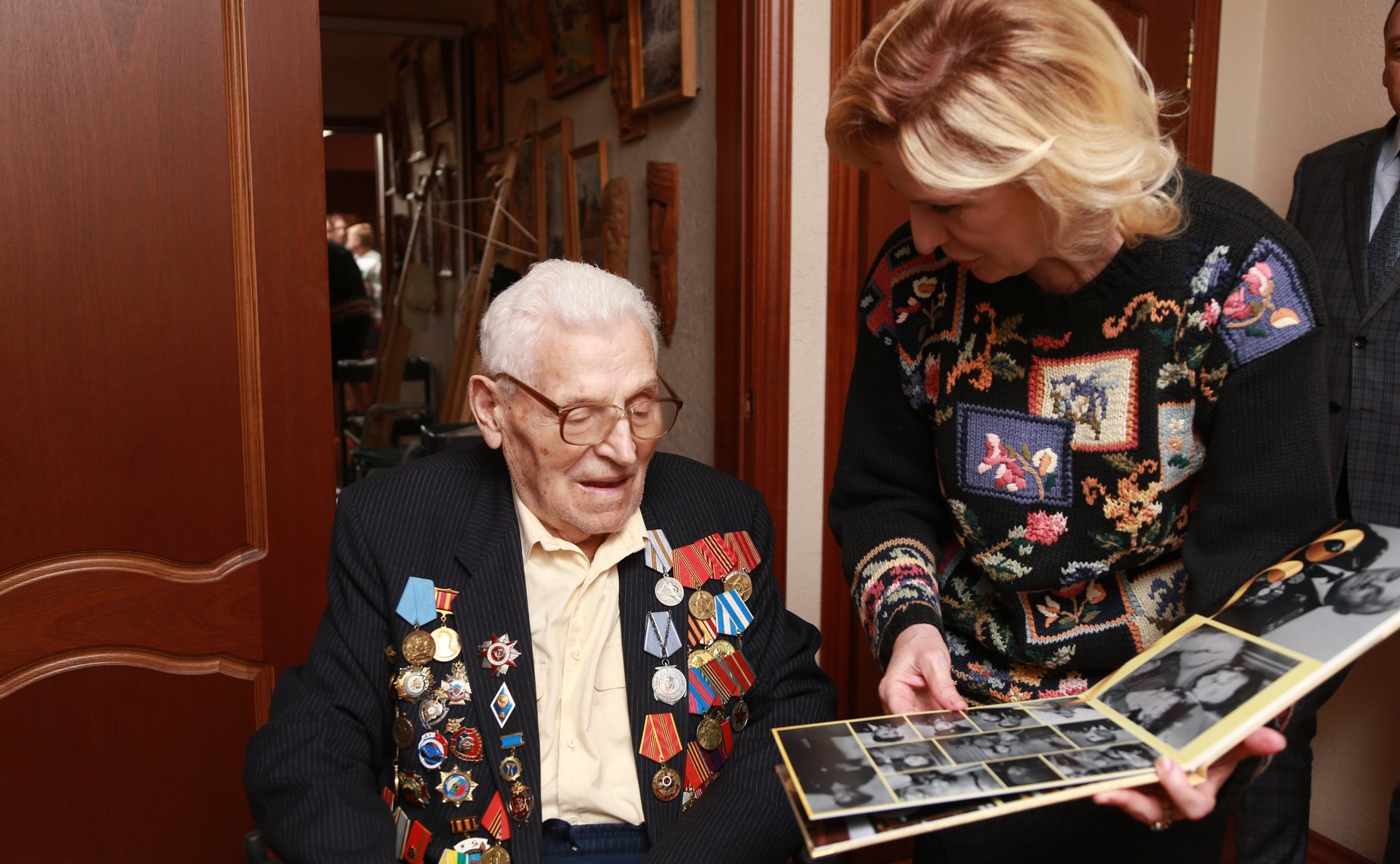 Инна Святенко поздравила участника Великой Отечественной войны с Днём рождения, жителя района Марьино Николая Федоровича Ксендзюка