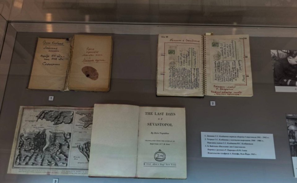 Екатерина Алтабаева ознакомилась с выставкой, посвященной фронтовым корреспондентам, которые работали в осажденном Севастополе в 1941–42 годах