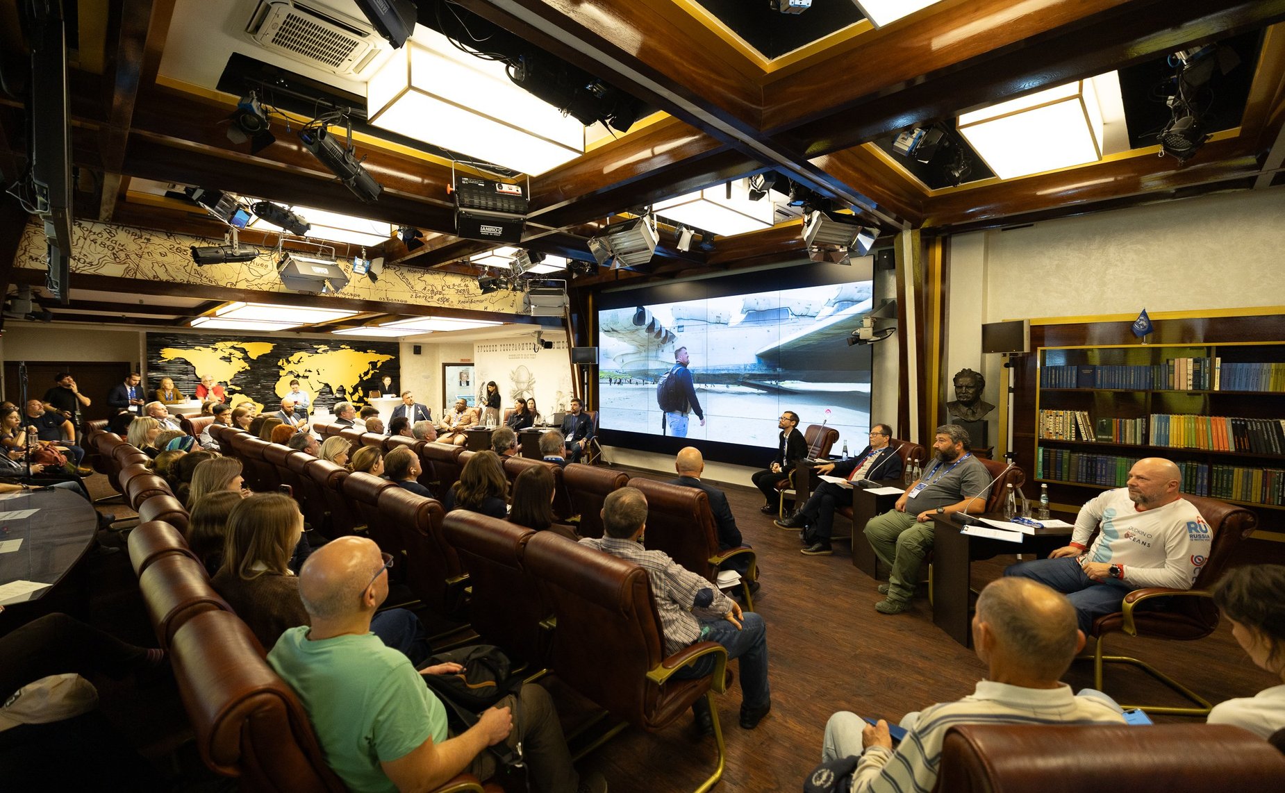 В рамках деловой программы Международного форума сотрудничества состоялась сессия «100 лет народной дипломатии – 180 лет РГО: экология вне границ»