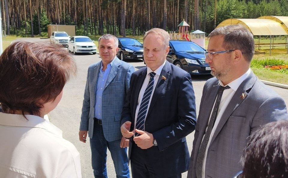 Александр Башкин и Николай Владимиров посетили пункт временного размещения вынужденных переселенцев, эвакуированных с Донбасса