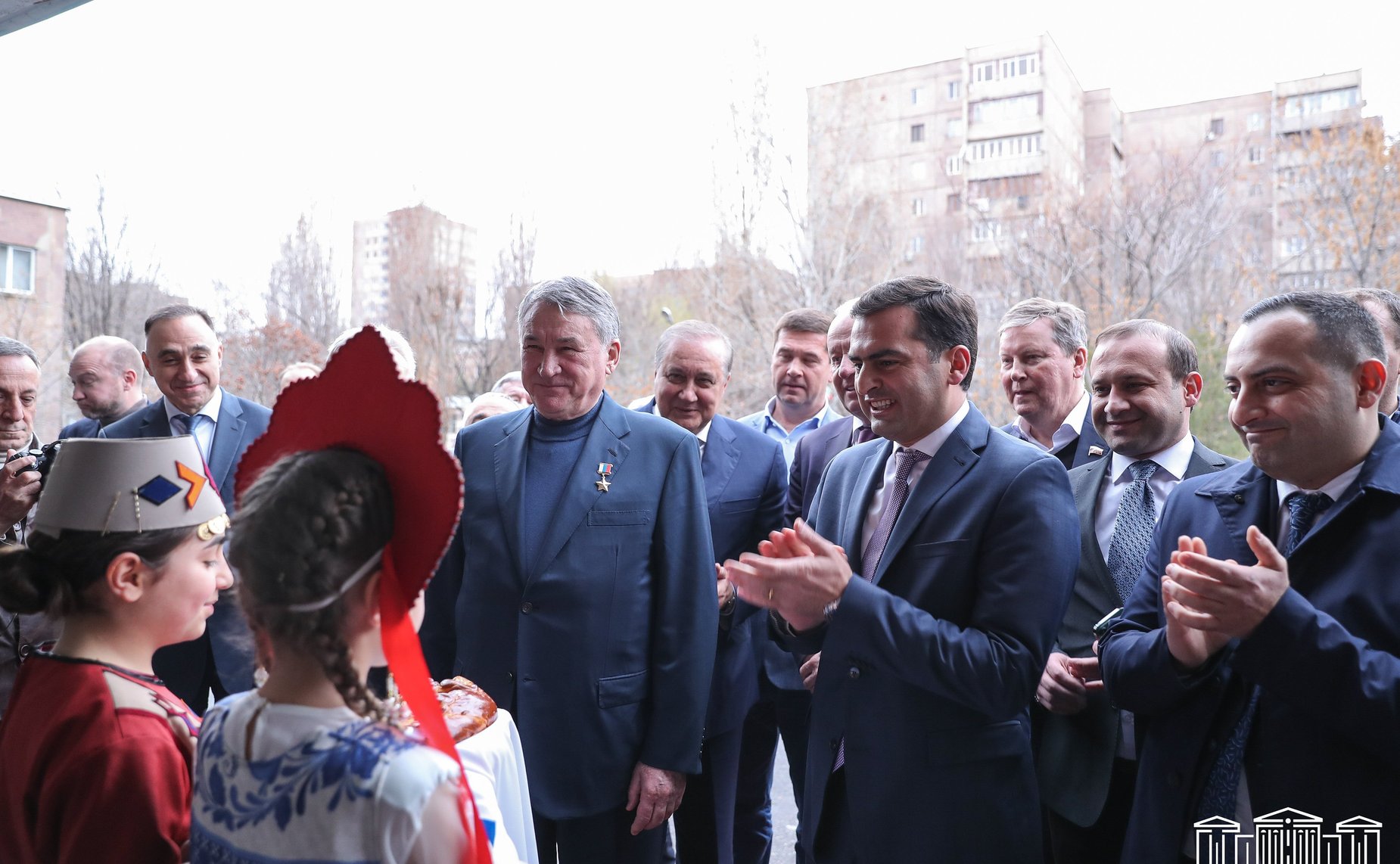 Российская делегация во главе с заместителем Председателя Совета Федерации Юрием Воробьевым передала более 1,5 тысяч учебников для трех армянских школ с обучением на русском языке