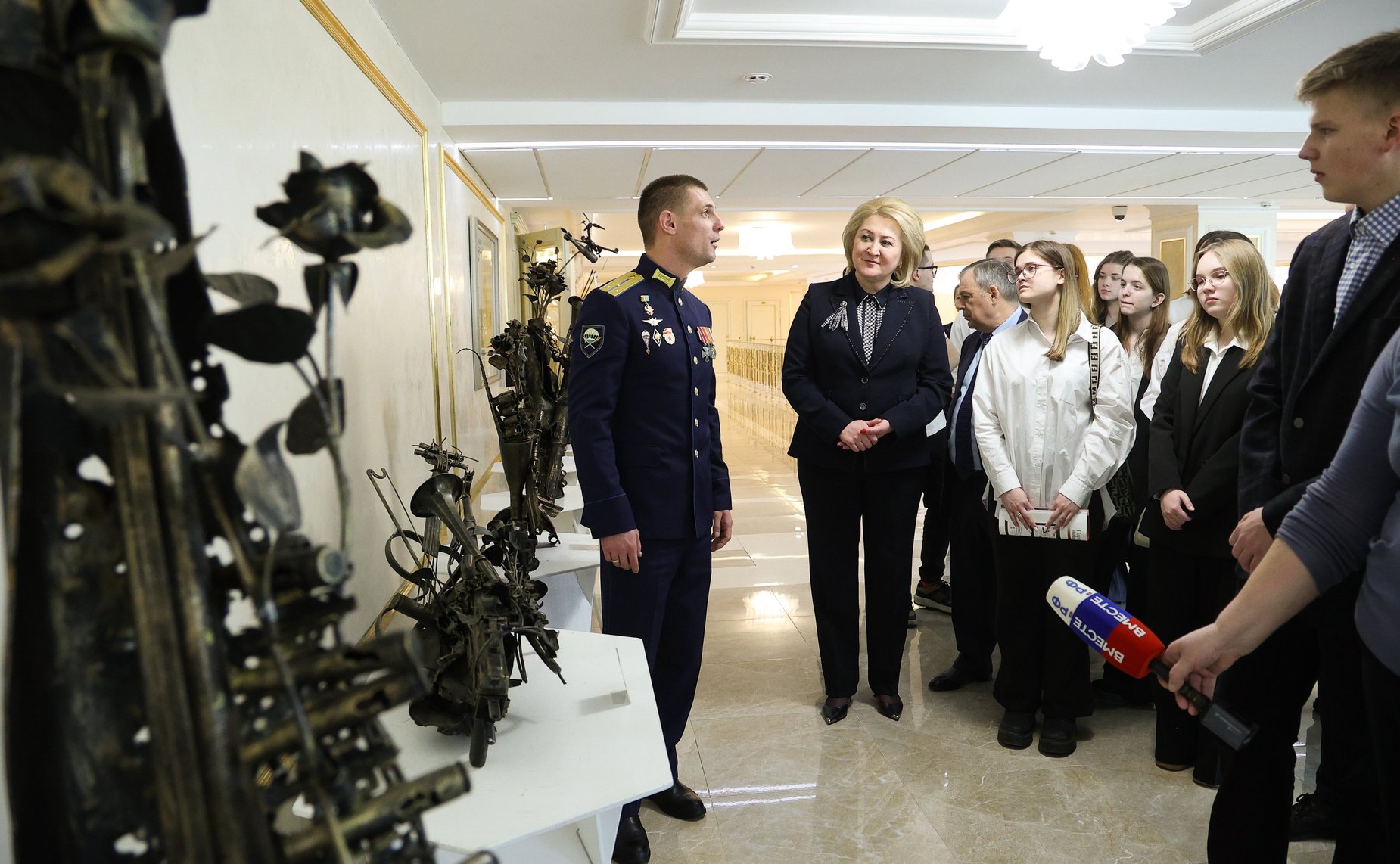 Лилия Гумерова открыла выставку скульптур мастера «Гильдии кузнецов Донбасса» Виктора Михалева «Победили тогда – победим и сейчас!»