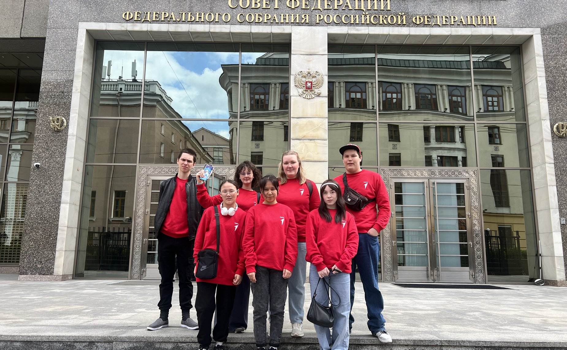 В Совете Федерации Александр Лутовинов встретился с ребятами из отдаленного арктического села Омы и города Нарьян-Мара