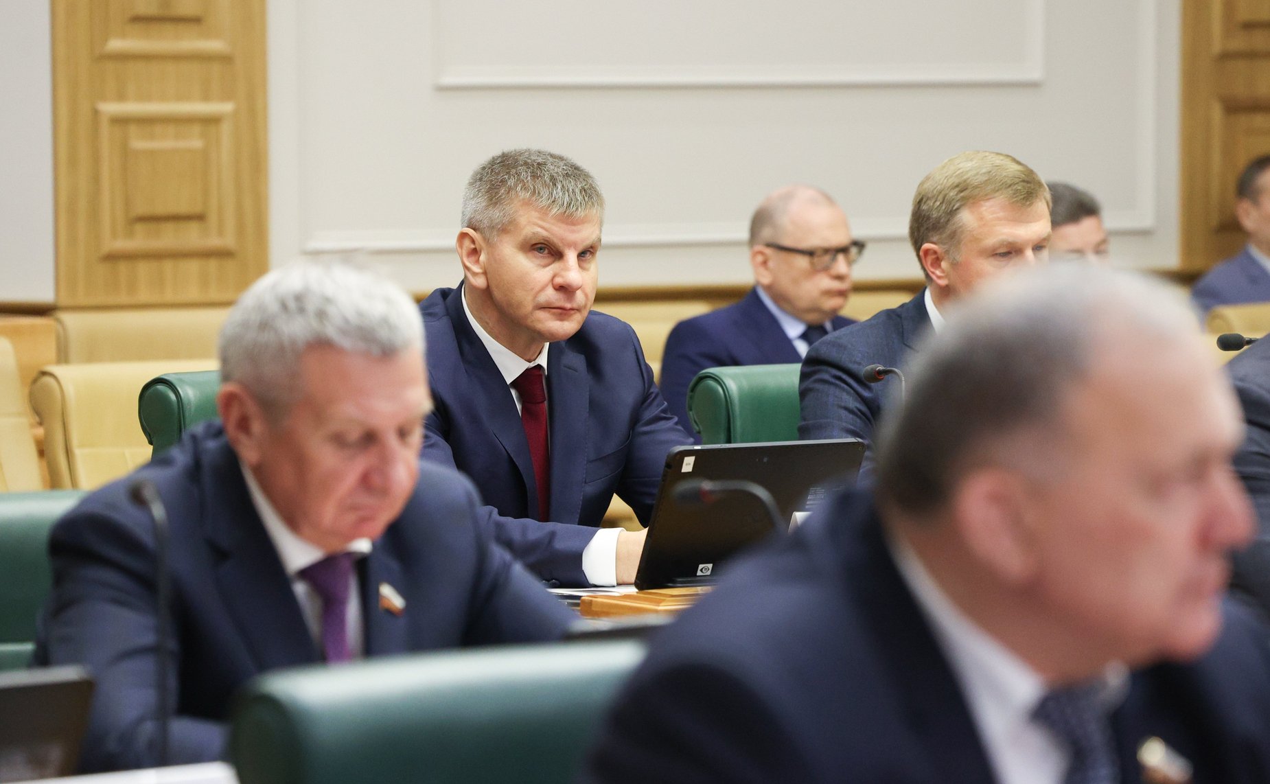 На заседании Комитета СФ по обороне и безопасности проведены консультации по предложенной Президентом РФ кандидатуре на должность Министра обороны