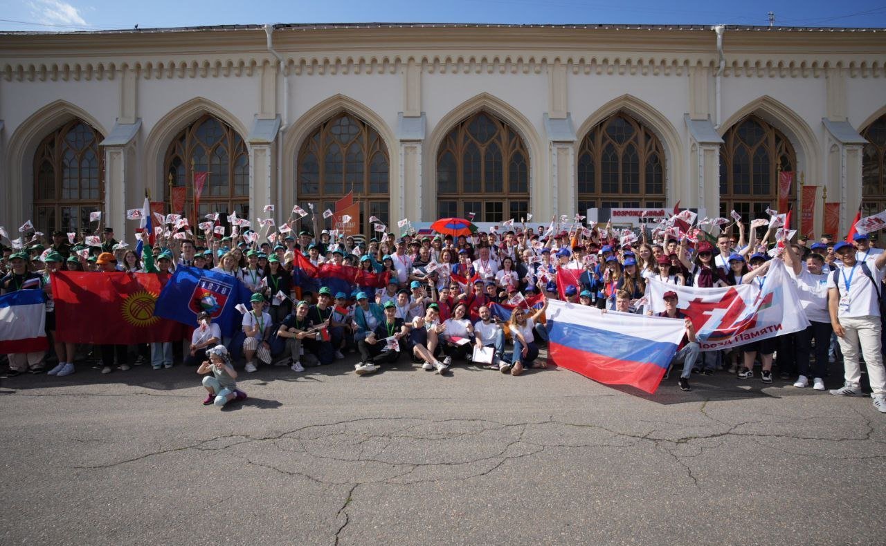 Участники проекта «Поезд Памяти» познакомились с основными достопримечательностями Санкт-Петербурга, посетили Государственный музей-заповедник «Петергоф» и Музей железных дорог России