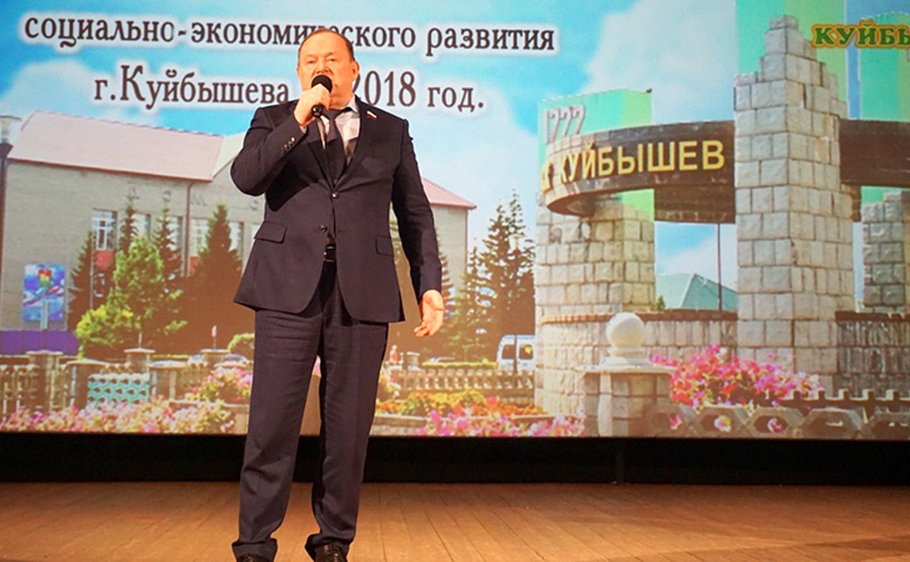 Владимир Лаптев выступил на собрании представителей трудовых коллективов и общественности Новосибирской области