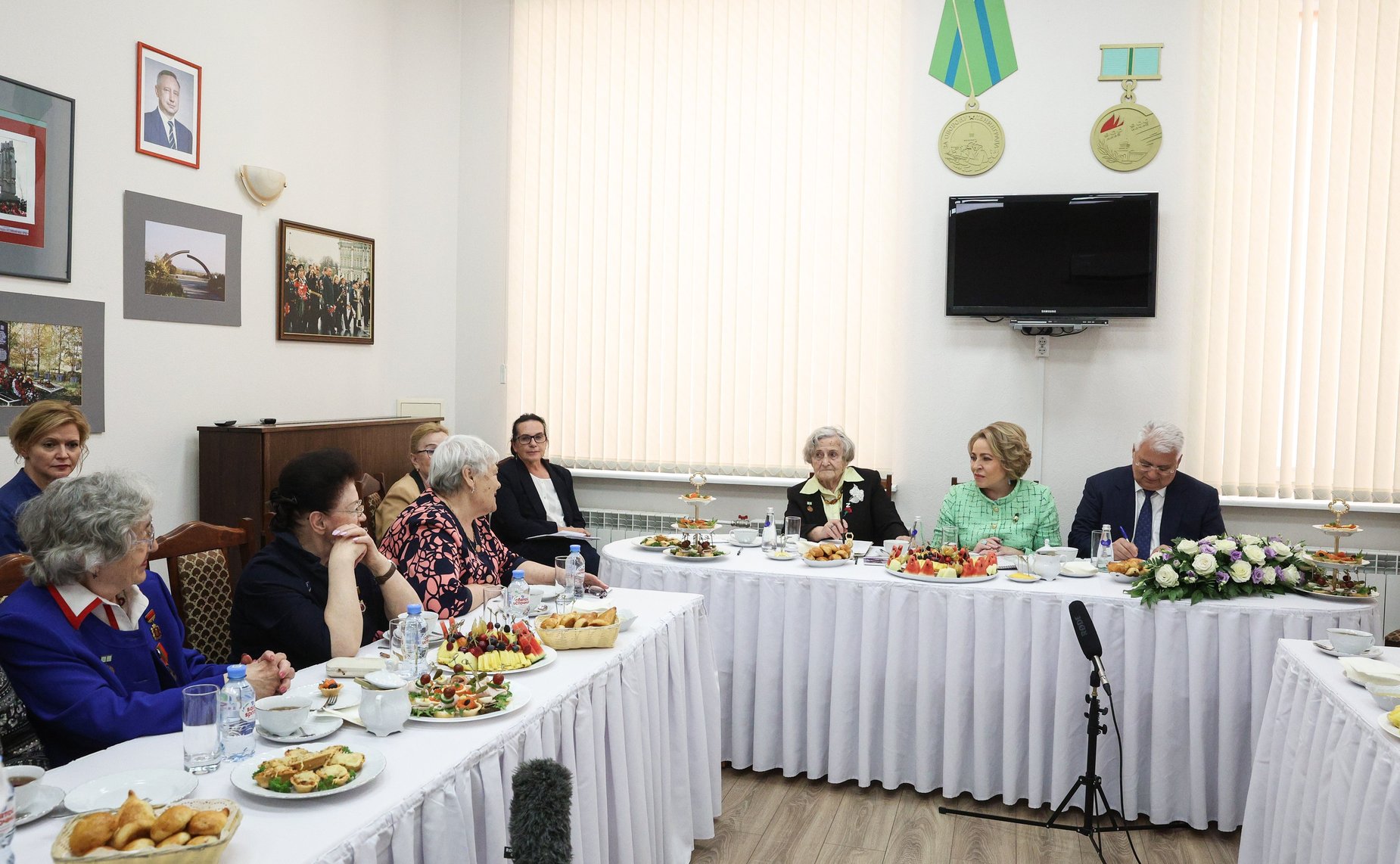 В рамках подготовки празднования 80-летия полного освобождения Ленинграда от фашистской блокады Валентина Матвиенко встретилась с ветеранами — жителями блокадного Ленинграда