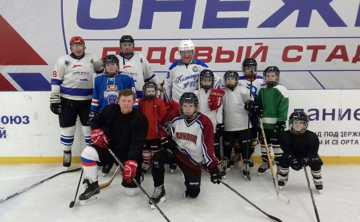 Юрий Воробьев принял участие в тренировочном занятии юных хоккеистов