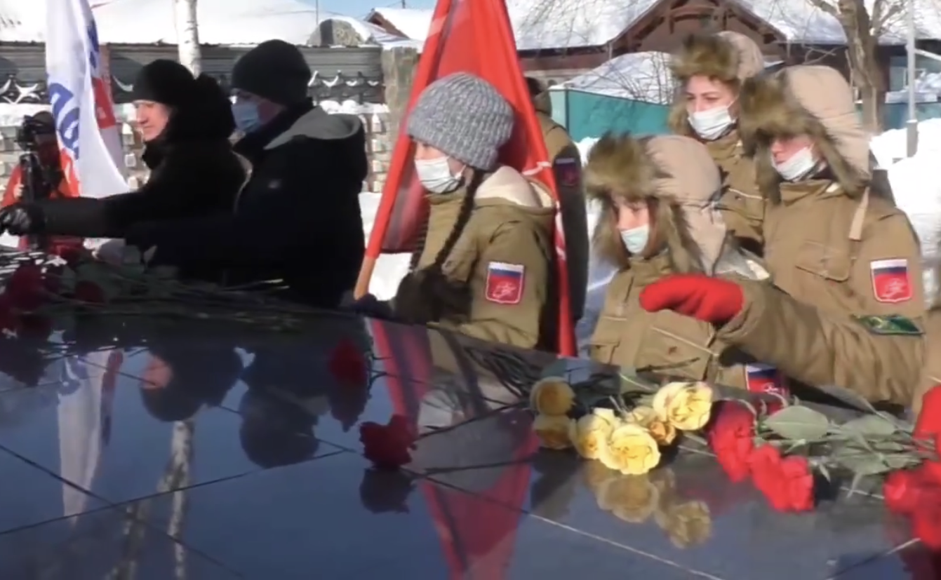 Церемония возложения цветов к мемориалу воинам, погибшим в годы Великой Отечественной войны