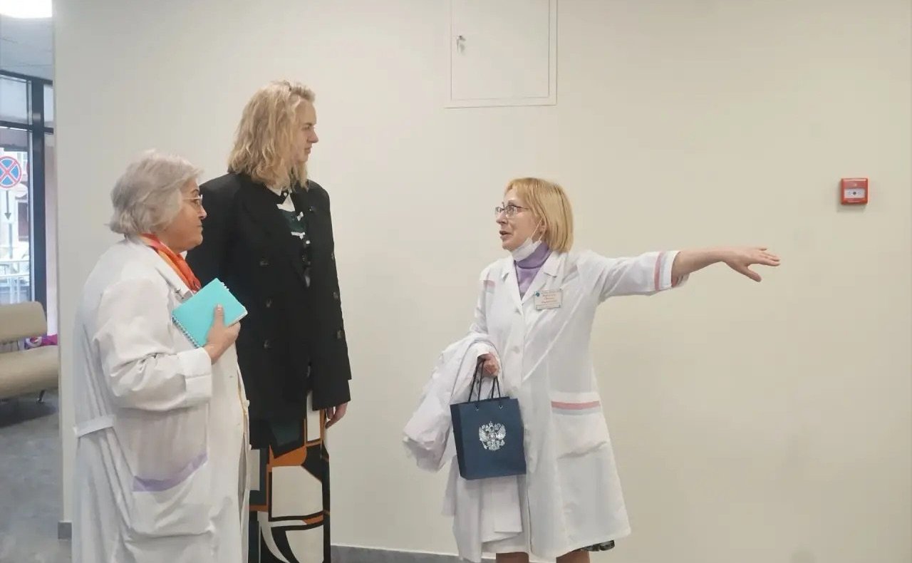 Екатерина Грибкова в рамках поездки в регион посетила Республиканский госпиталь и ознакомилась с ходом ремонтных работ