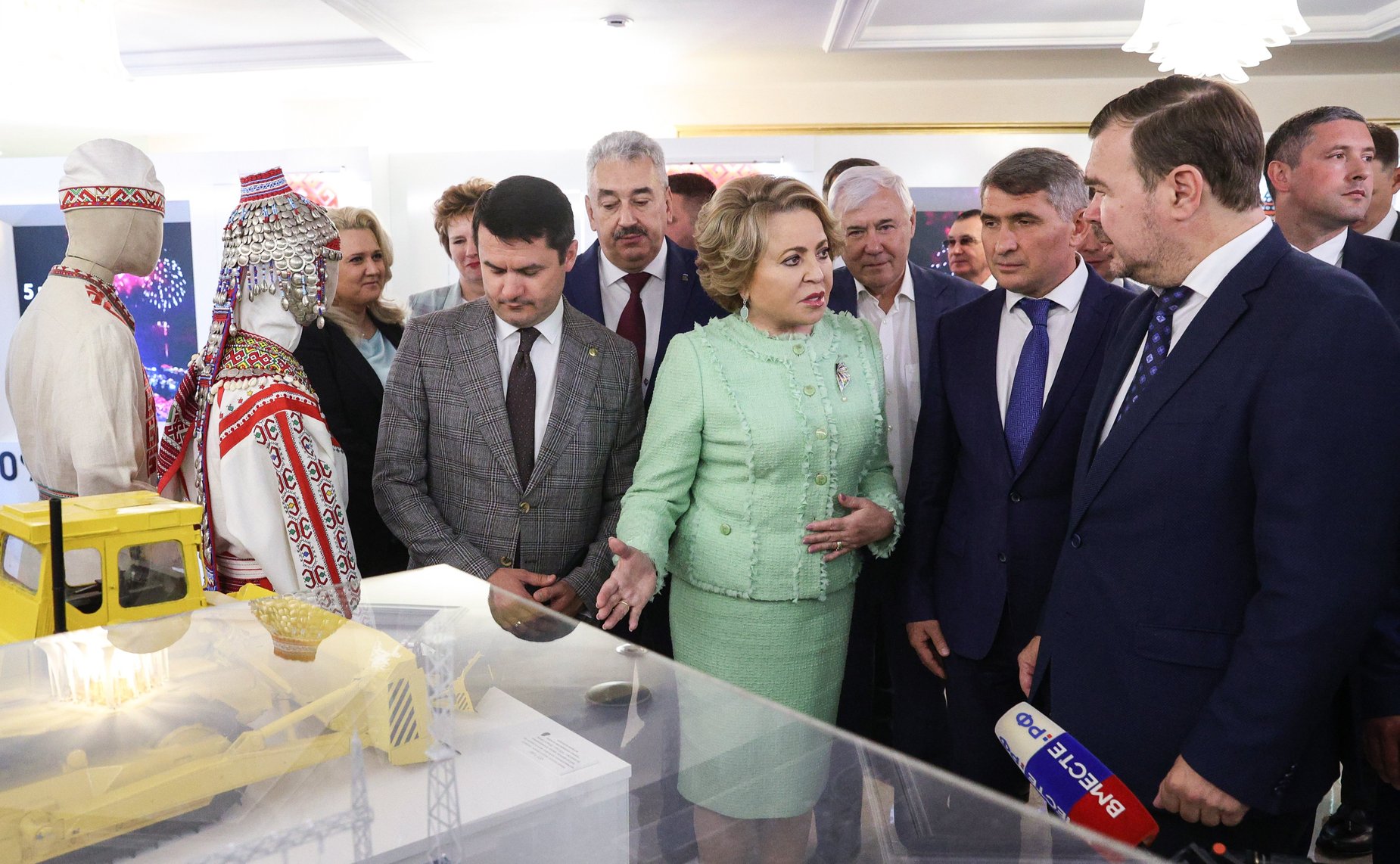 Валентина Матвиенко и Олег Николаев осмотрели выставку, посвященную истории и перспективным направлениям развития Чувашской Республики