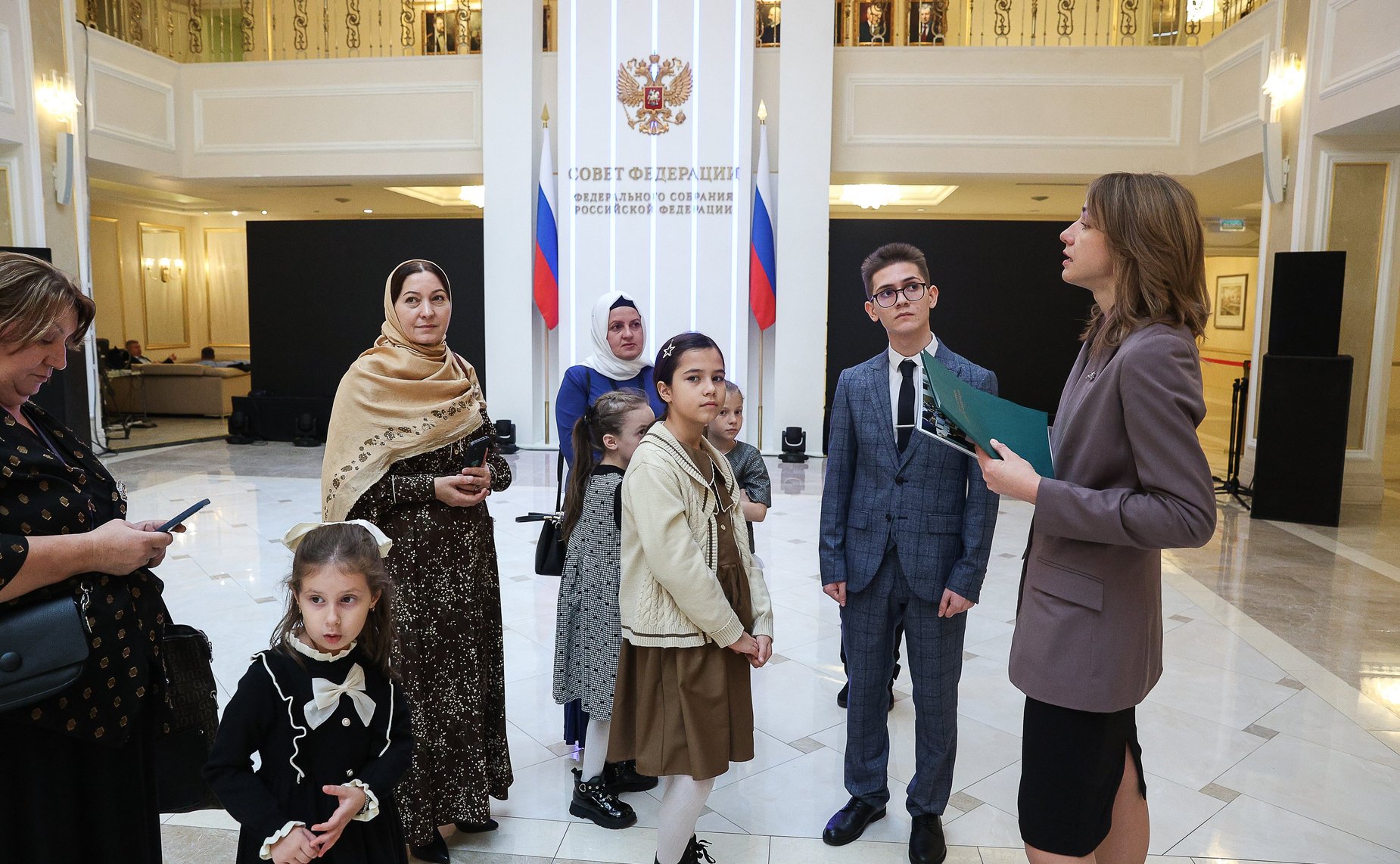 Валентина Матвиенко встретилась с детьми-участниками выставки художественных промыслов, прошедшей в рамках IX Парламентского форума «Историко-культурное наследие России»