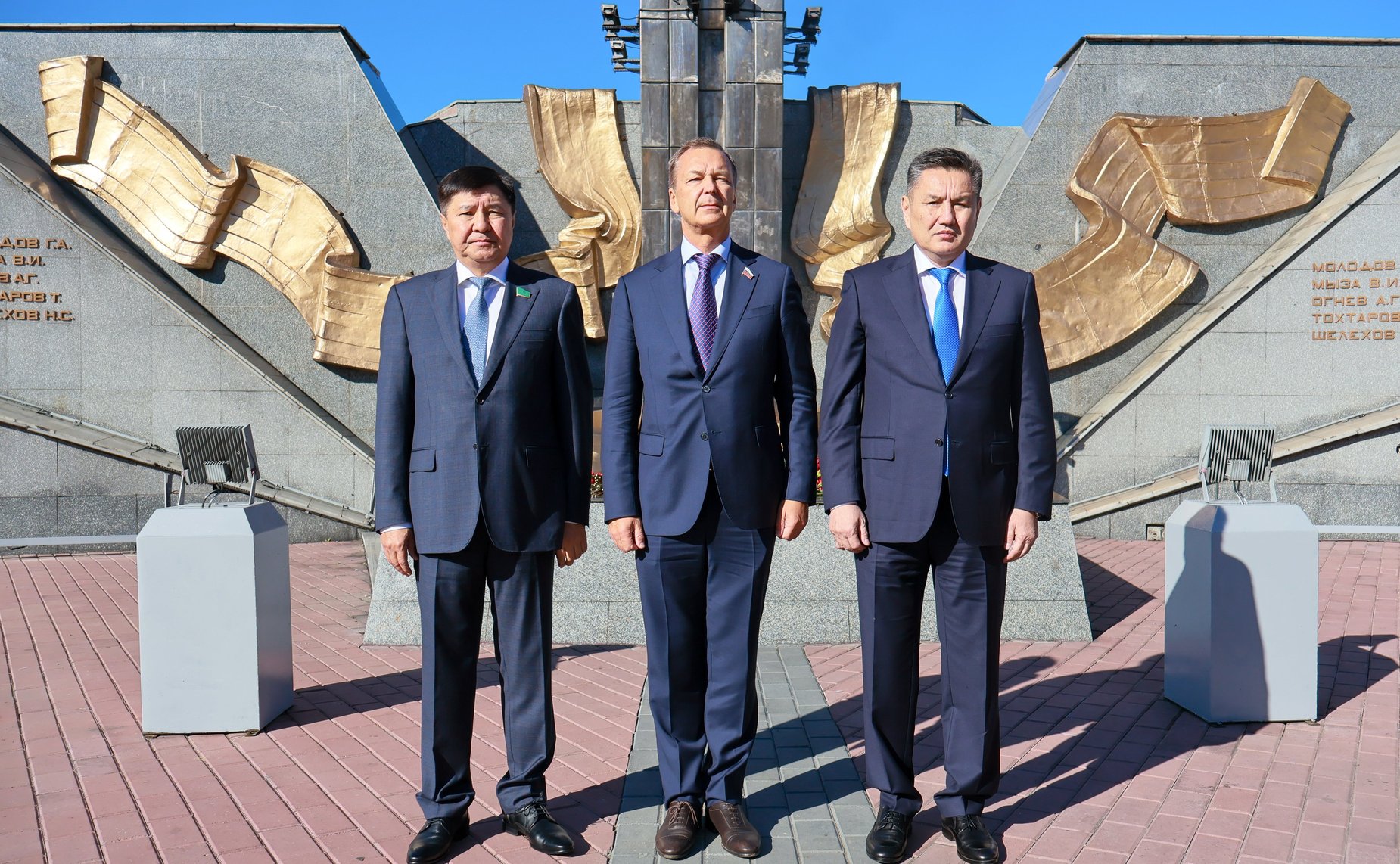 Делегация Совета Федерации приняла участие в возложении цветов к мемориальному комплексу погибших воинов и героев Великой Отечественной войны «Победа»