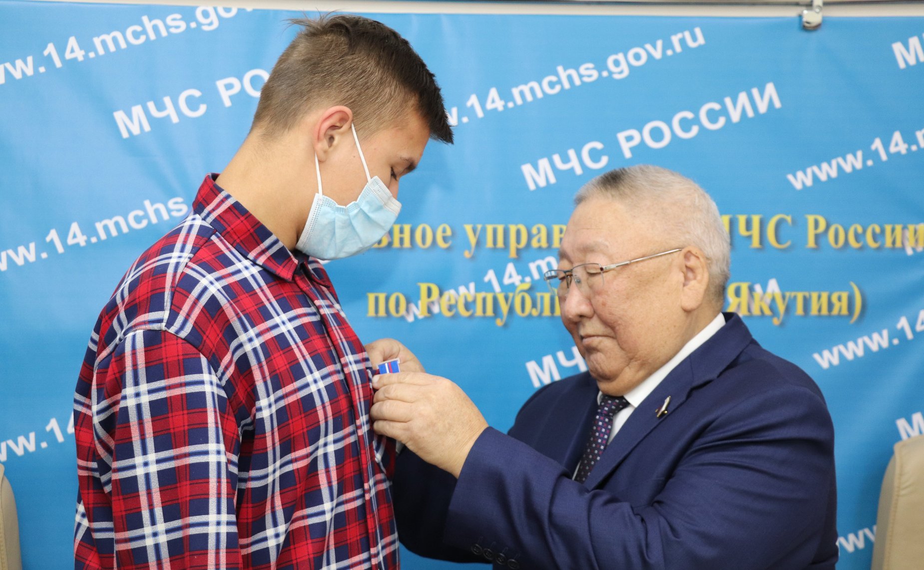 Егор Борисов вручили детям-героям памятные медали Совета Федерации «За проявленное мужество»