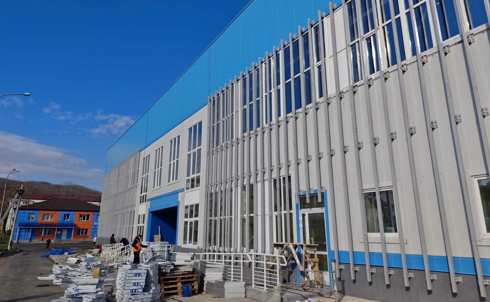 Андрей Хапочкин осмотрел многофункциональный спорткомплекс в городе Макаров и провел ряд встреч