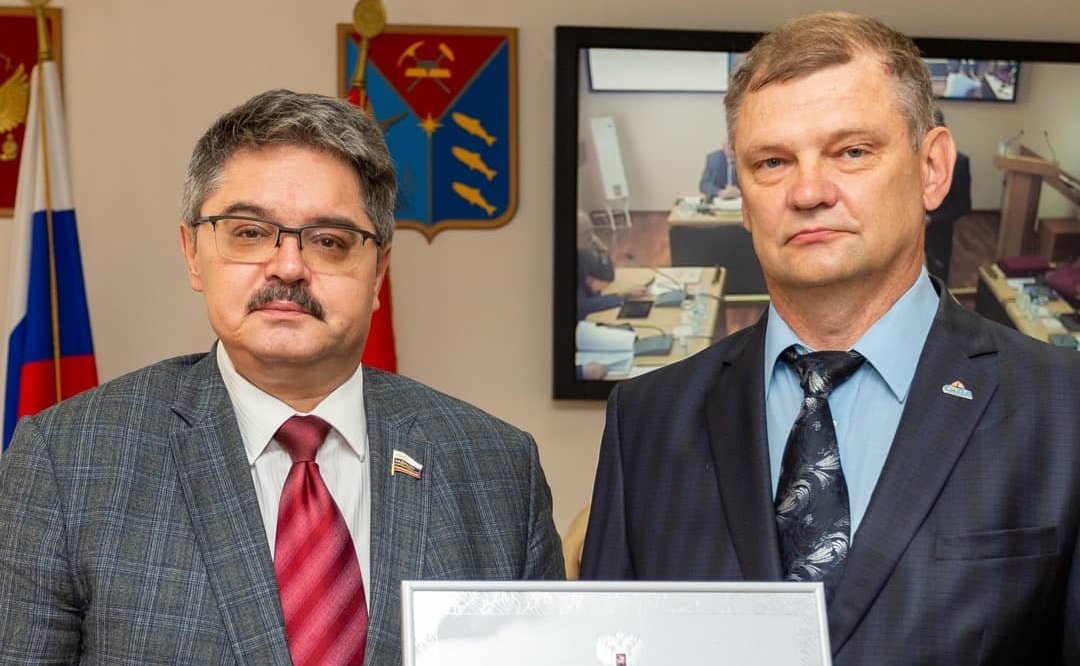 Анатолий Широков на заседании Магаданской областной Думы вручил награды Совета Федерации