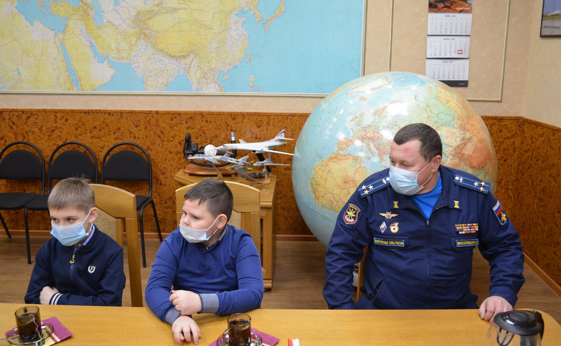 Сергей Аренин поздравил семьи военнослужащих и сотрудников, погибших при исполнении служебного долга, с наступающим Новым годом и Рождеством