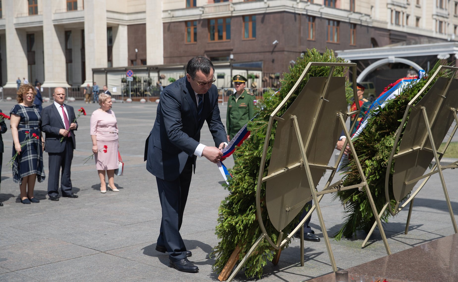 Возложение цветов к памятнику Г. Жукову