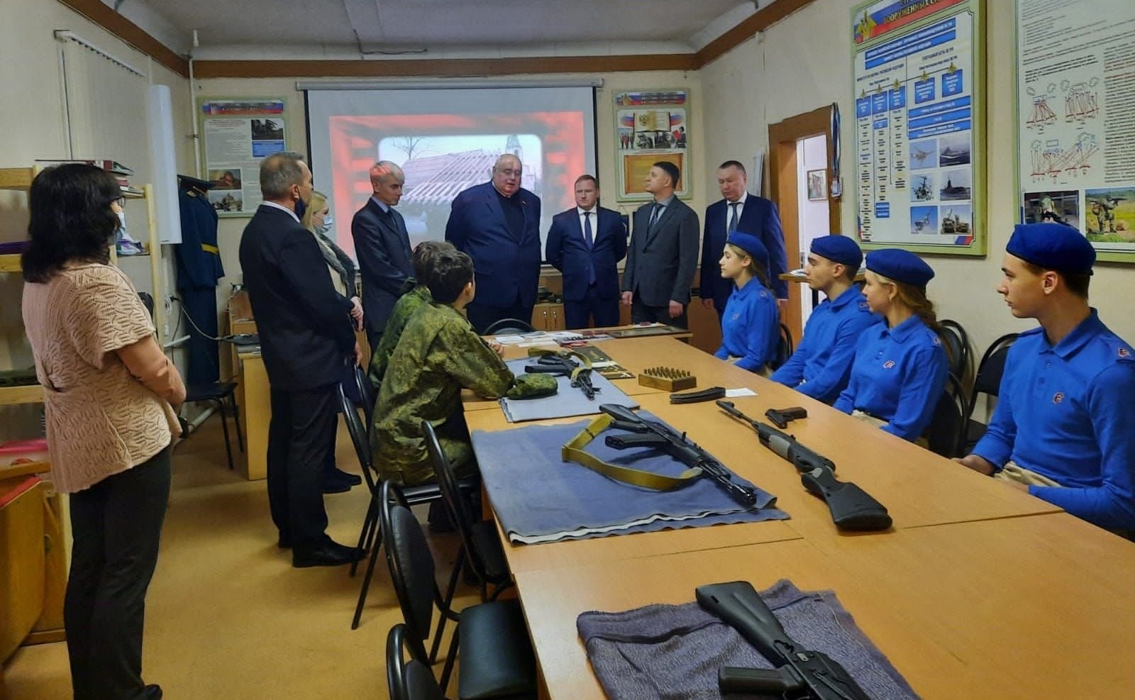 Сергей Аренин совместно с главным федеральным инспектором по Саратовской области Виталием Сластным посетили Дом Юнармии в Саратове