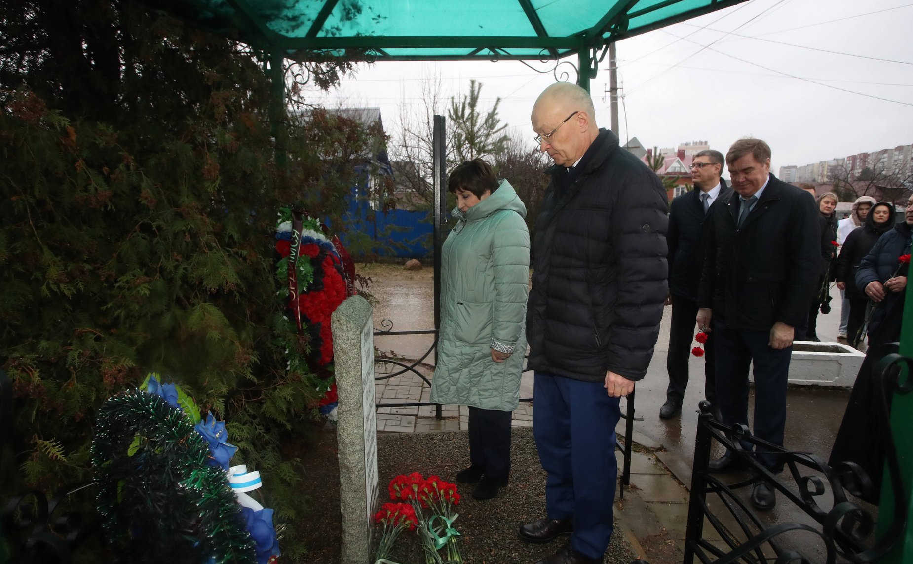 Сенаторы возложили цветы к мемориалу участникам Великой Отечественной войны