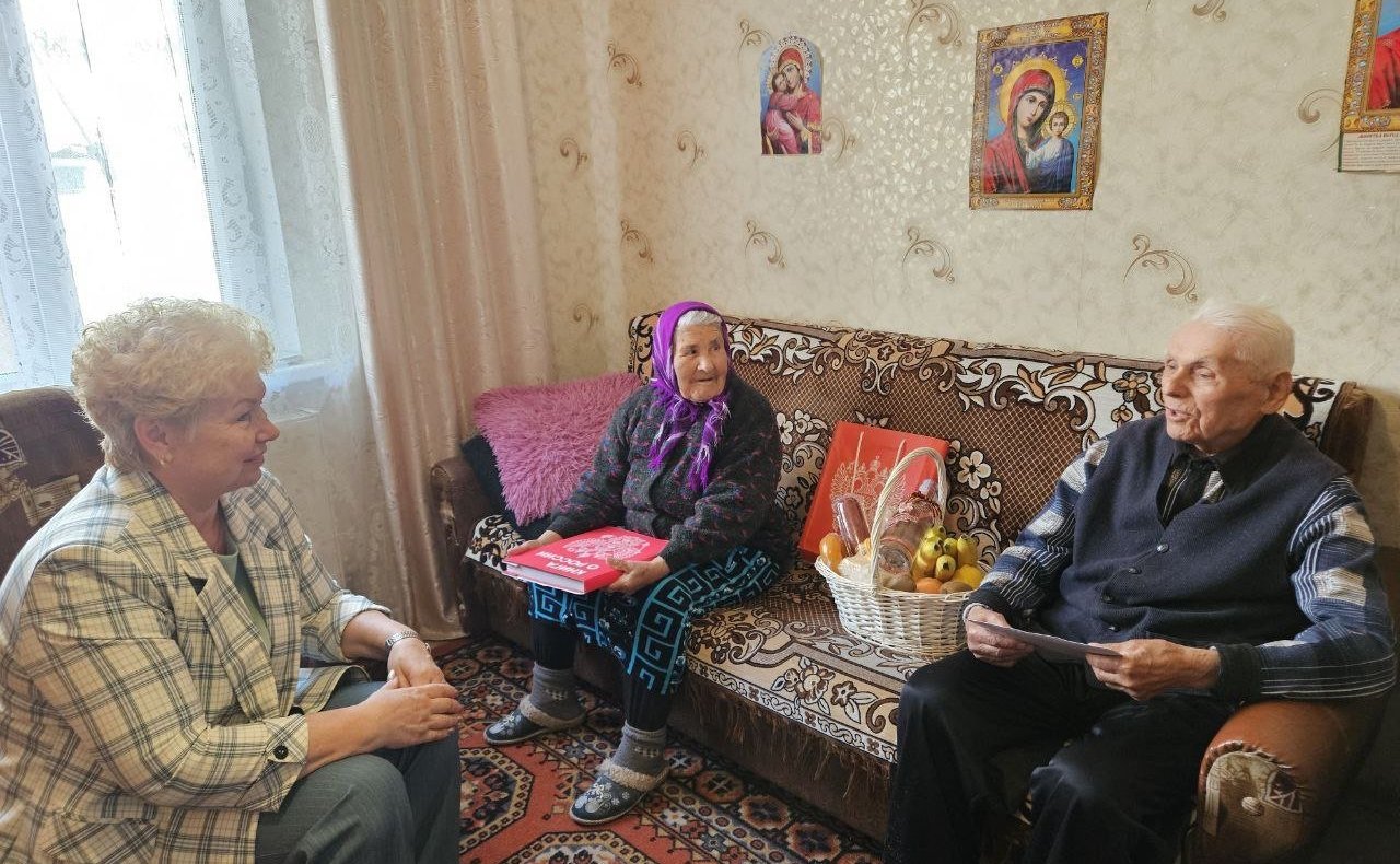 Ольга Бас в ходе поездки в регион вместе с представителями Станично-Луганской администрации навестила ветеранов Великой Отечественной войны, передала гостинцы