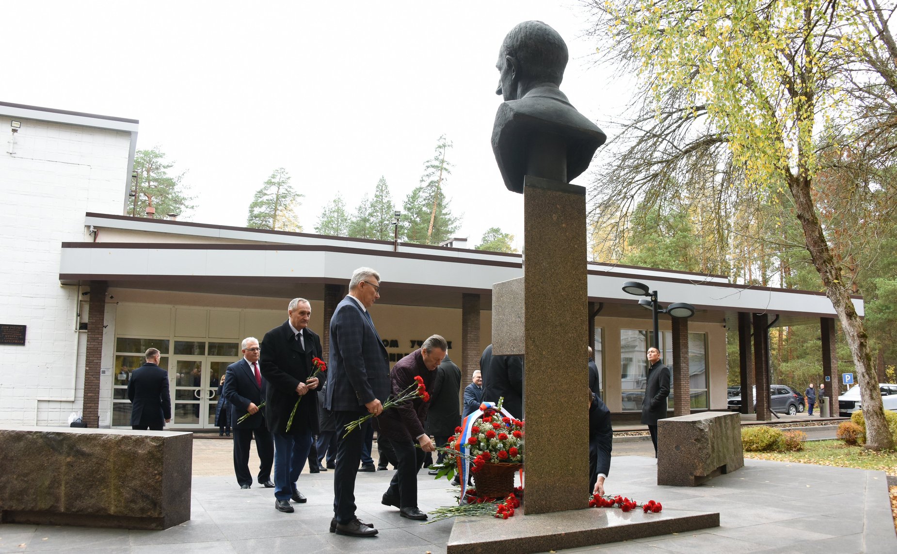 Сенаторы возложили цветы к памятнику испытателям отечественного ядерного оружия