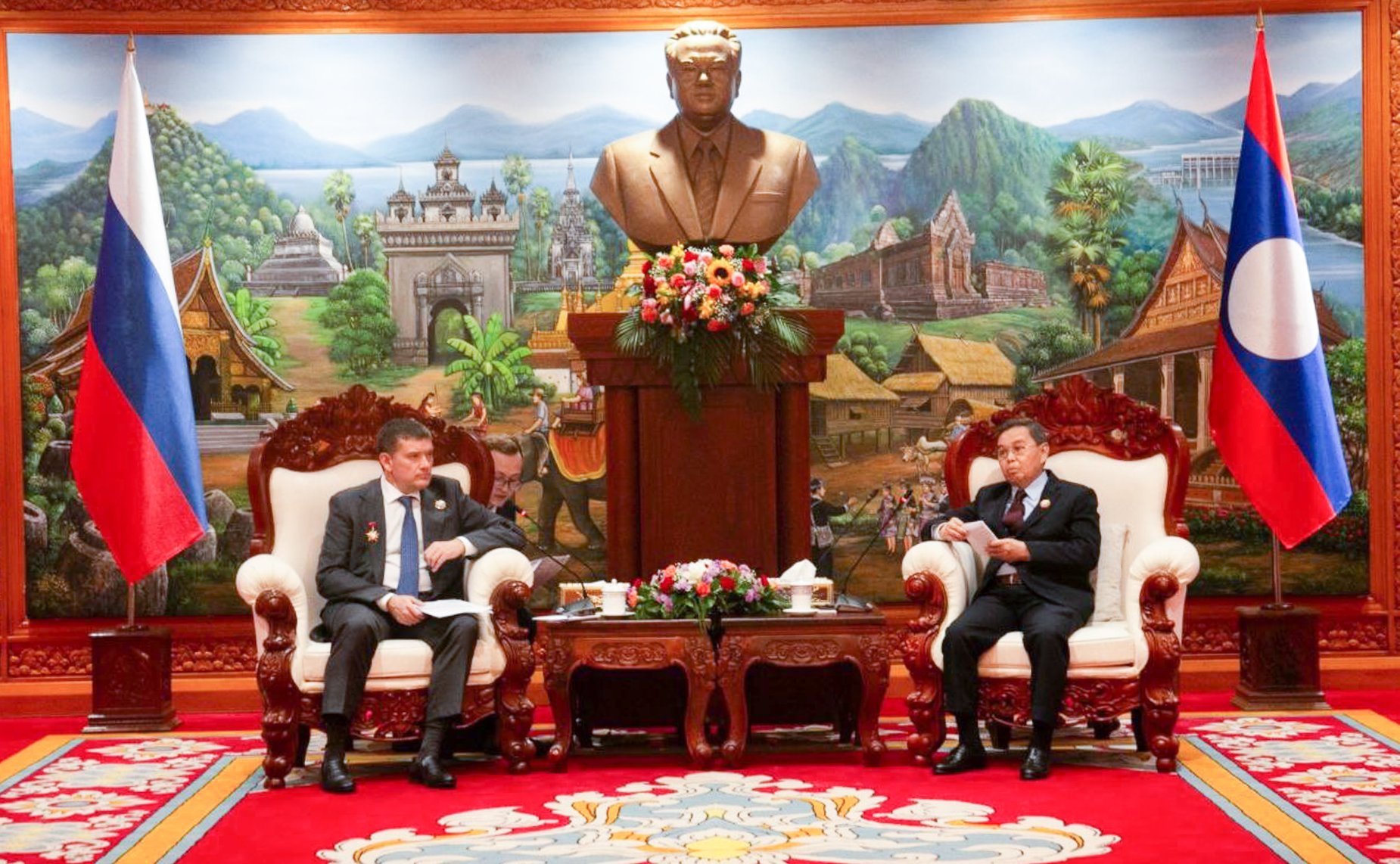 Встреча Николая Журавлева с Председателем Национального собрания ЛНДР Сайсомпхоном Фомвиханом