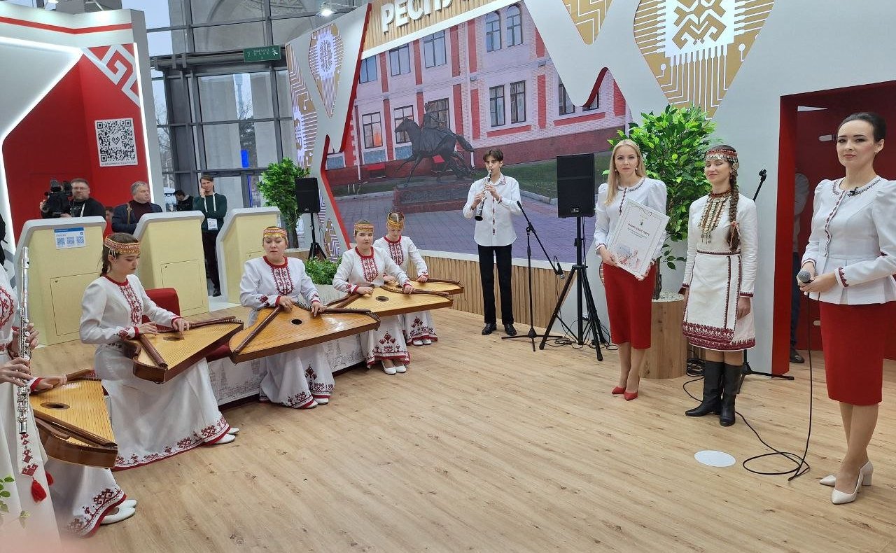 Сергей Мартынов осмотрел стенд Республики Марий Эл на Международной выставке-форуме «Россия»