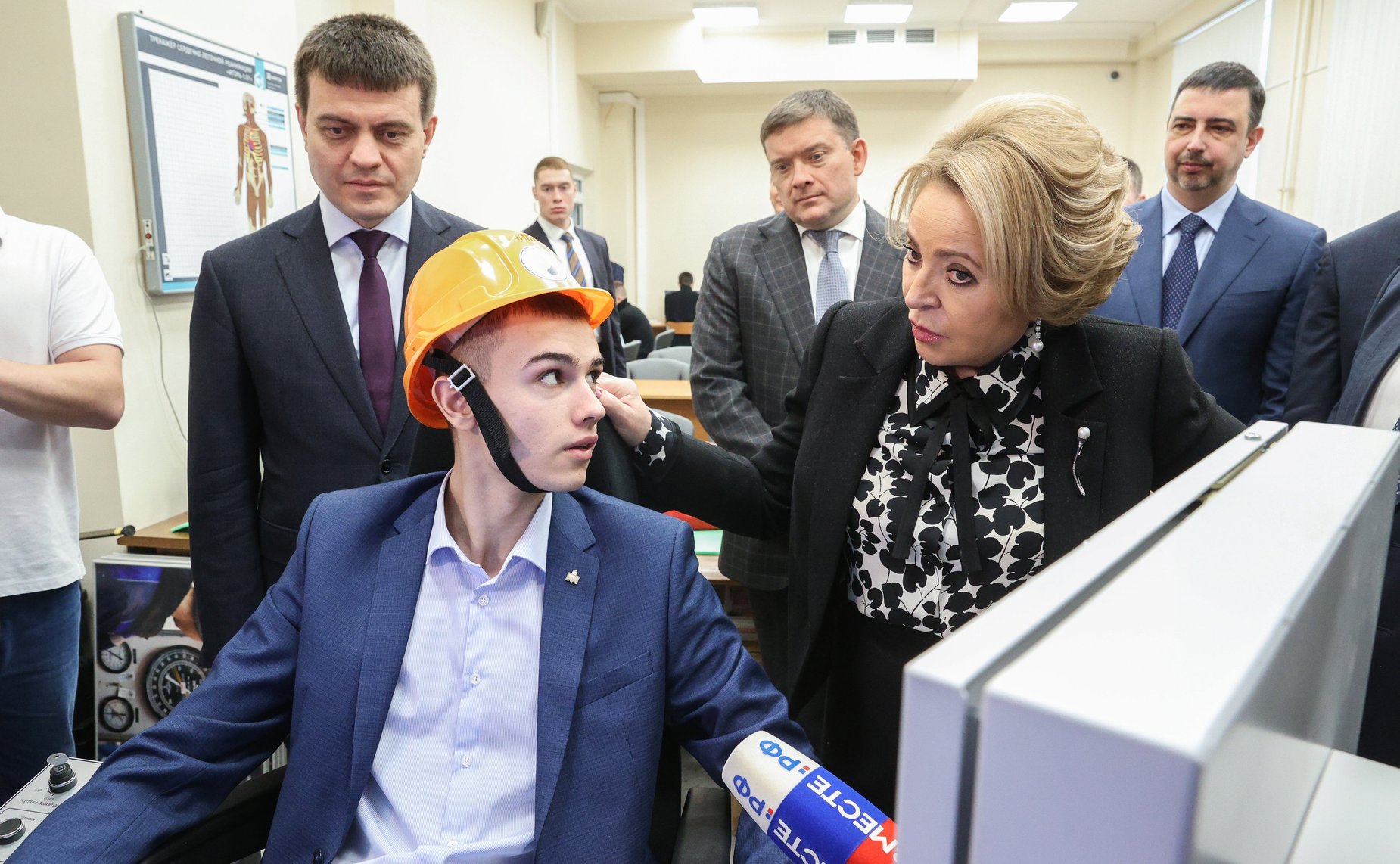 Валентина Матвиенко вместе с губернатором региона Михаилом Котюковым посетила подразделения Сибирского федерального университета