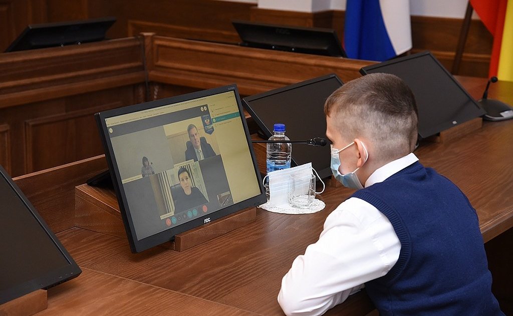 Ирина Рукавишникова вручила награду и поощрения СФ юным героям Ростовской области