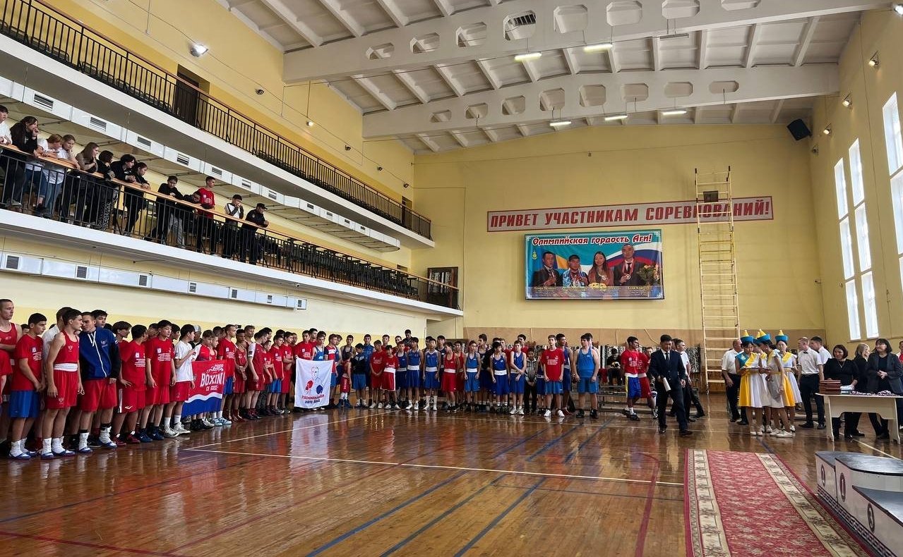 Баир Жамсуев наградил победителей Всероссийского турнира по боксу памяти Иосифа Кобзона