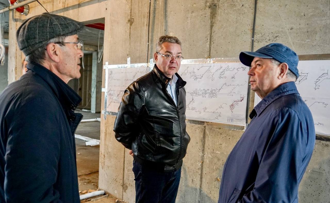 Анатолий Артамонов проинспектировал ход строительных работ на объектах социальной инфраструктуры в Кисловодске