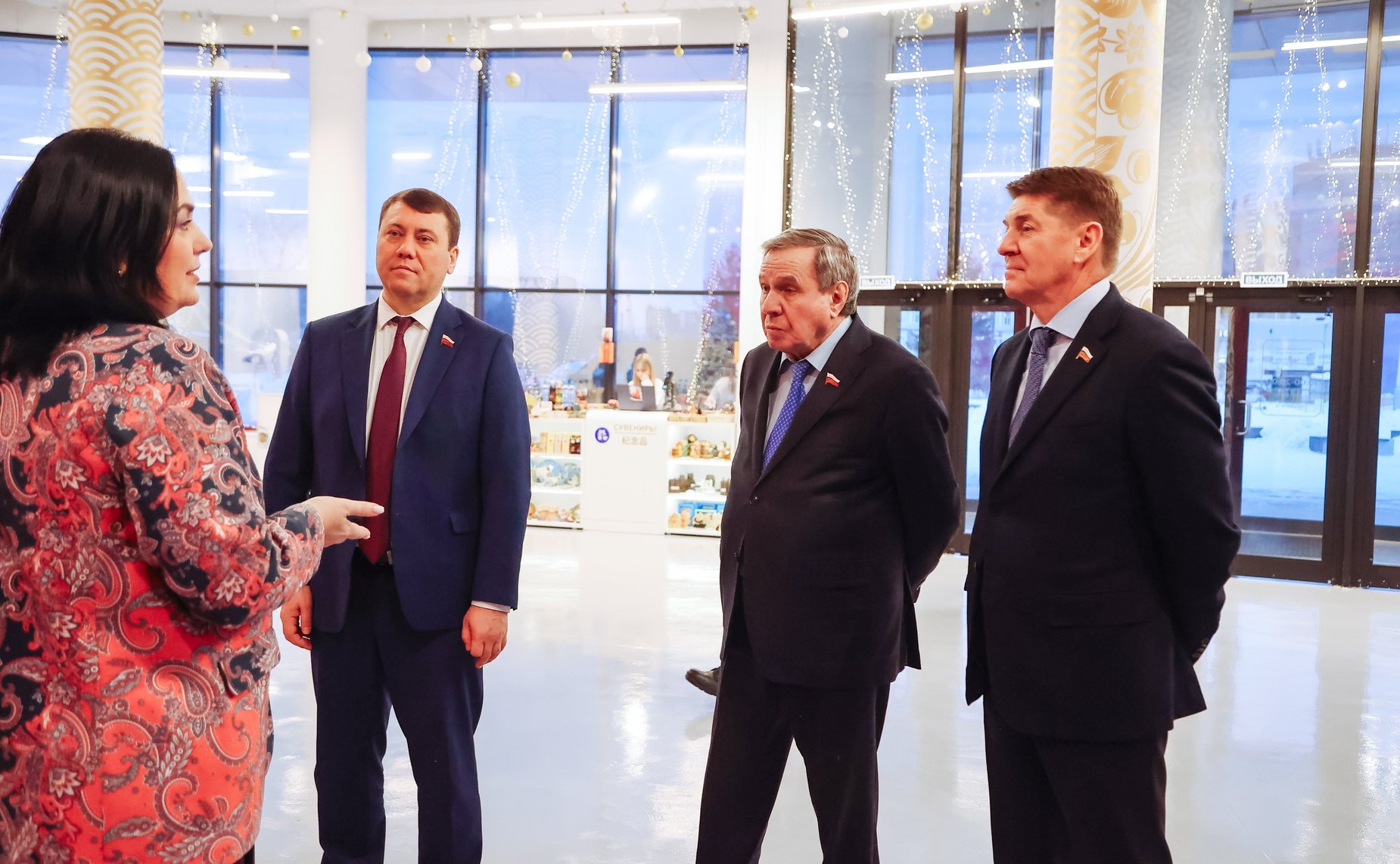 Сенаторы РФ посетили Дом Российско-Китайской дружбы и ознакомились с проектами строительства трансграничной канатной дороги через реку Амур и международного конгрессного выставочного центра, гостиничного комплекса