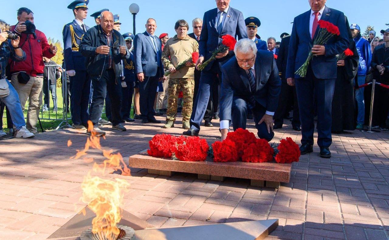 Анатолий Артамонов и Александр Савин посетили мемориальный комплекс «Безымянная высота» в Куйбышевском районе Калужской области