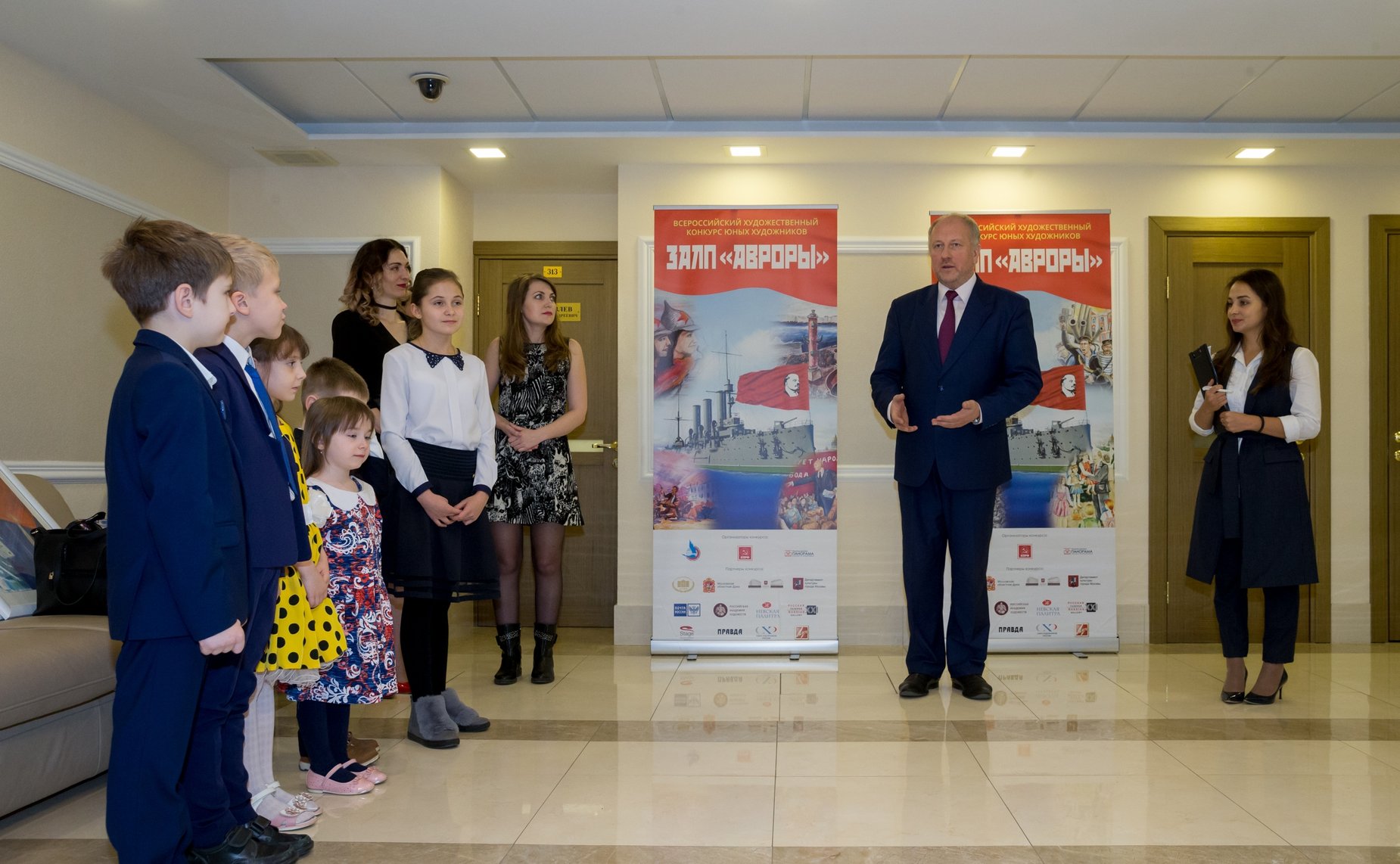 Выставка лучших работ участников Всероссийского художественного конкурса юных художников «Залп «Авроры»