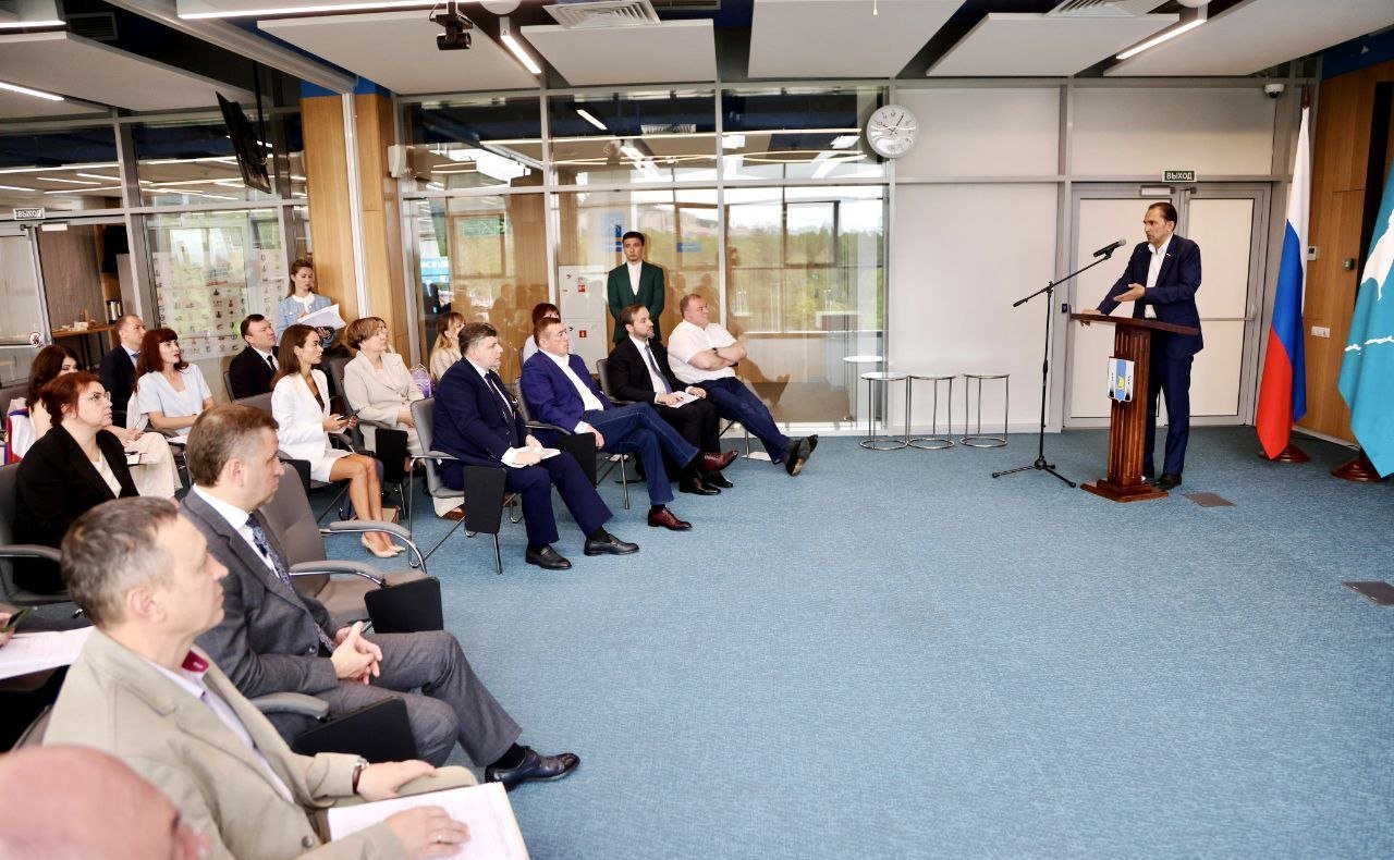 Андрей Хапочкин предложил спортивным федерациям обсудить возможность взять шефство над участниками специальной военной операции