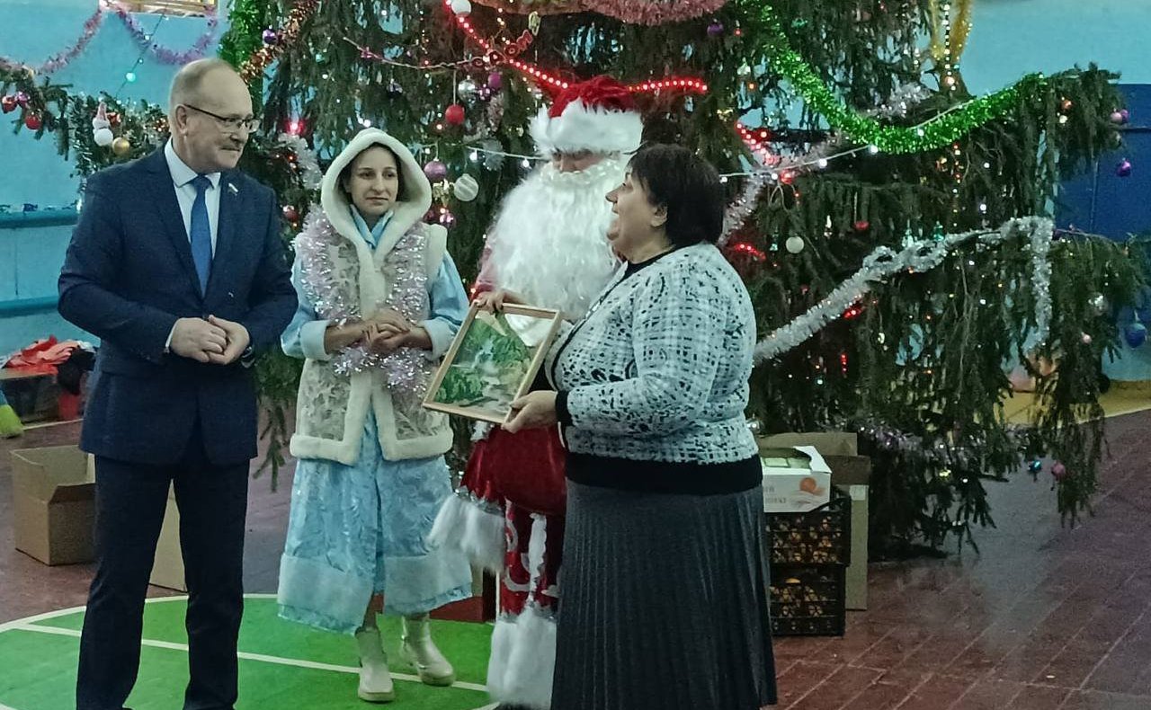 Вместе с Дедом Морозом и Снегурочкой на новогодней ёлке поздравляли детей-сирот Тельченской общеобразовательной школы-интерната Мценского района Орловской области