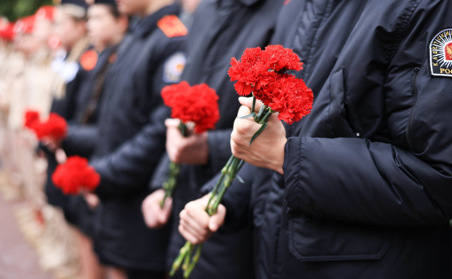 Сенаторы возложили цветы к Вечному огню в Сквере Памяти Героев в Смоленске