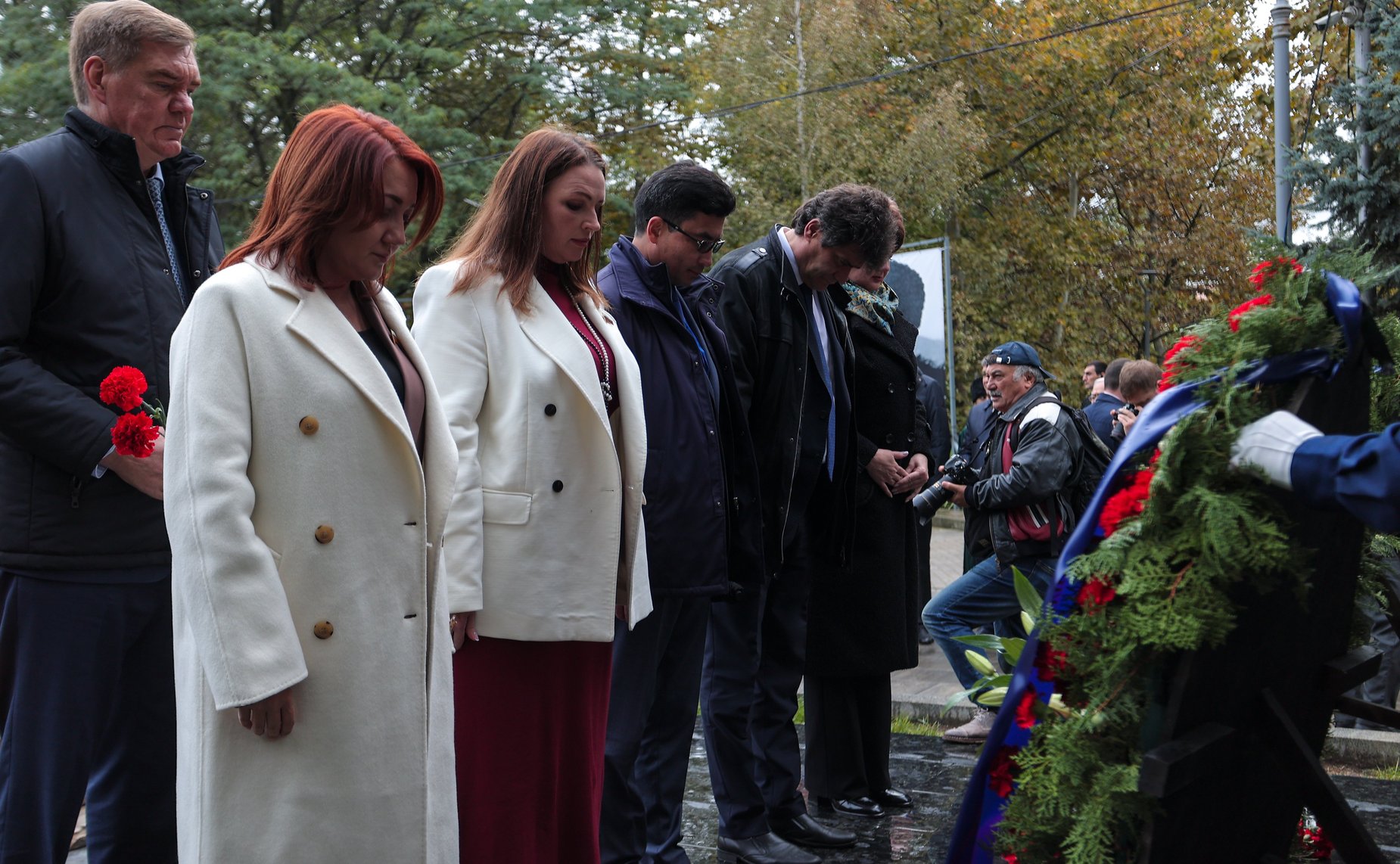 Сенаторы РФ возложили цветы к мемориалу Воину-освободителю в парке им. Ленинского комсомола в Махачкале (фото пресс-служба Министерства экономики и территориального развития Республики Дагестан)