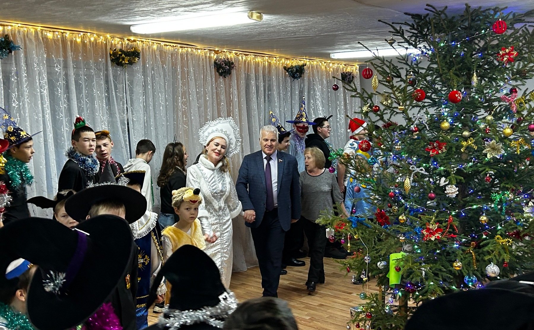 Сергей Мартынов побывал в Нартасской школе-интернате с подарками, устроив детям яркий праздник, а также исполняет желания ребятишек в рамках благотворительной акции «Елка желаний»